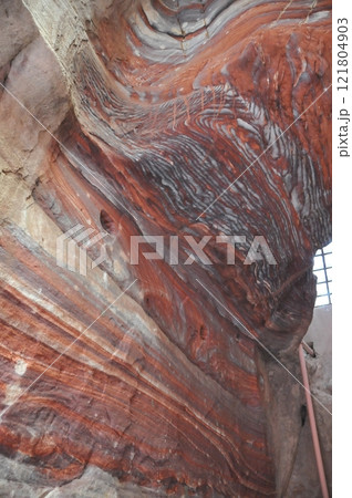 ヨルダン、ペトラ、ペトラ遺跡、洞窟内の縞模様が美しい岩肌 ヨルダン、ペトラ、ペトラ遺跡、洞窟内の縞模様が美しい岩肌 121804903