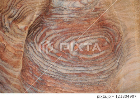 ヨルダン、ペトラ、ペトラ遺跡、洞窟内の縞模様が美しい岩肌 ヨルダン、ペトラ、ペトラ遺跡、洞窟内の縞模様が美しい岩肌 121804907