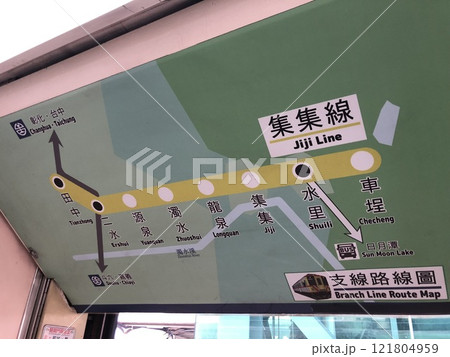 台湾台中のローカル鉄道集集線の電車車内 台湾台中のローカル鉄道集集線の電車車内 121804959
