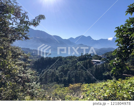 台湾魚池郷日月潭の猫囒山步道から見る日月譚 台湾魚池郷日月潭の猫囒山步道から見る日月譚 121804978