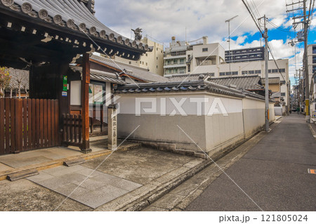 京都市四条大宮　壬生寺から周辺の町並み 121805024