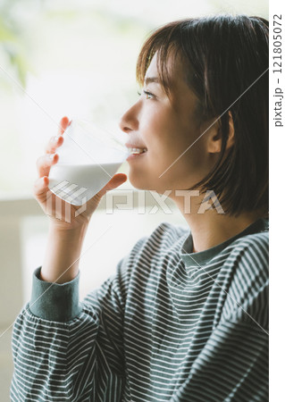 朝一番の牛乳 121805072