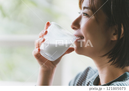 朝一番の牛乳 121805073