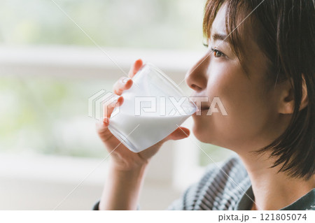 朝一番の牛乳 121805074