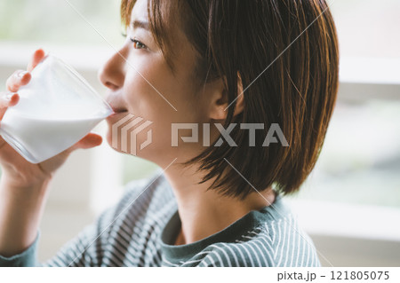 朝一番の牛乳 121805075