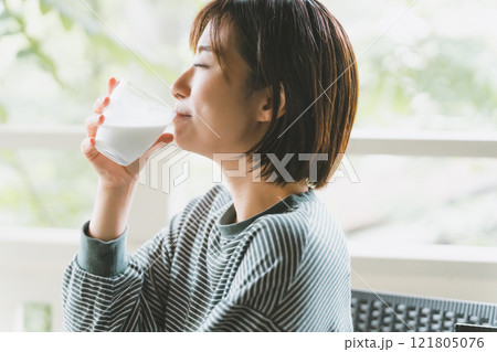 朝一番の牛乳 121805076