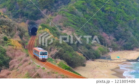 海岸線を走る山陰本線 121805486