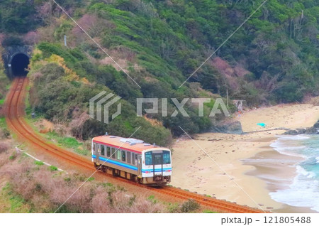 海岸線を走る山陰本線 121805488