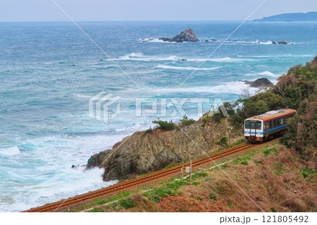 海岸線を走る山陰本線 121805492