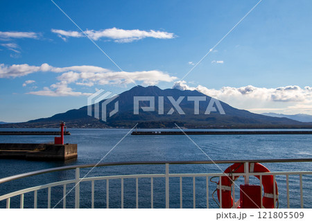 鹿児島港から見る桜島 鹿児島港から見る桜島 121805509