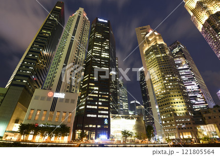 Panoramic view of the Financial District skyscrapers along the Singapore River.  121805564