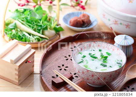 無病息災を祈って七草がゆを食べる ( 七草粥 )春の七草 無病息災を祈って七草がゆを食べる ( 七草粥 )春の七草 121805834