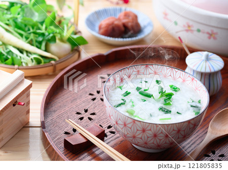 無病息災を祈って七草がゆを食べる （ 七草粥 ）春の七草 121805835