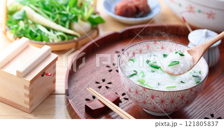 無病息災を祈って七草がゆを食べる （ 七草粥 ）春の七草 121805837