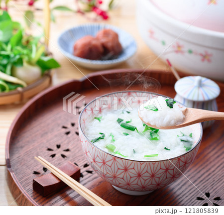 無病息災を祈って七草がゆを食べる （ 七草粥 ）春の七草 121805839