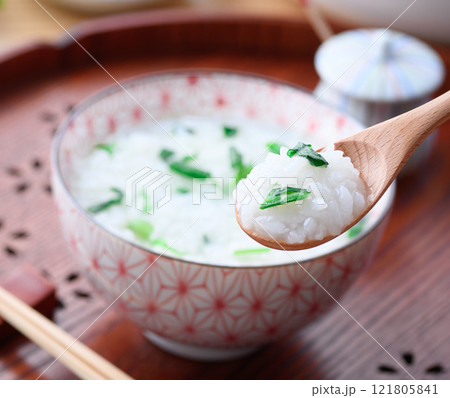 無病息災を祈って七草がゆを食べる （ 七草粥 ）春の七草 121805841