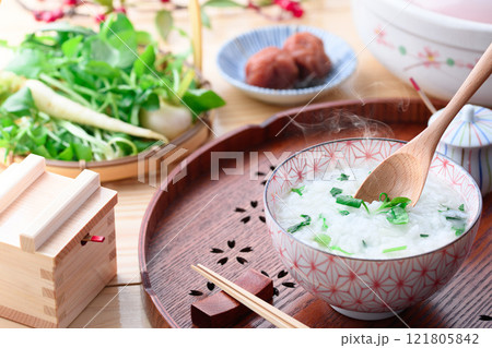 無病息災を祈って七草がゆを食べる （ 七草粥 ）春の七草 121805842