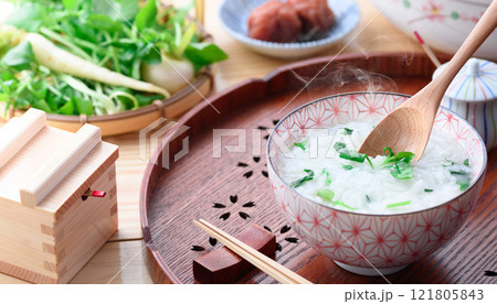 無病息災を祈って七草がゆを食べる （ 七草粥 ）春の七草 121805843