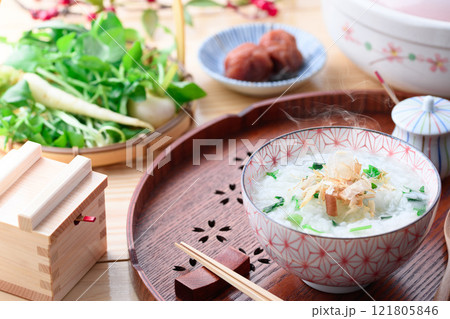 無病息災を祈って七草がゆを食べる ( 七草粥 )春の七草 無病息災を祈って七草がゆを食べる ( 七草粥 )春の七草 121805846