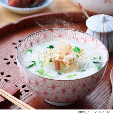 無病息災を祈って七草がゆを食べる ( 七草粥 )春の七草 無病息災を祈って七草がゆを食べる ( 七草粥 )春の七草 121805848