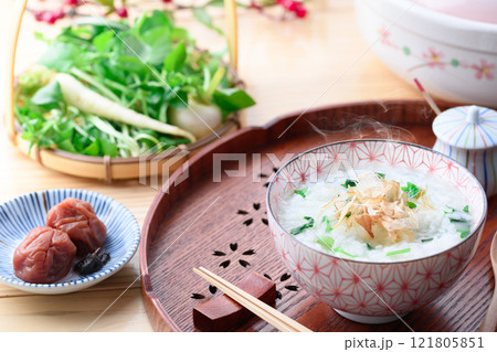 無病息災を祈って七草がゆを食べる （ 七草粥 ）春の七草 121805851