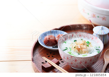 無病息災を祈って七草がゆを食べる ( 七草粥 )春の七草 無病息災を祈って七草がゆを食べる ( 七草粥 )春の七草 121805854