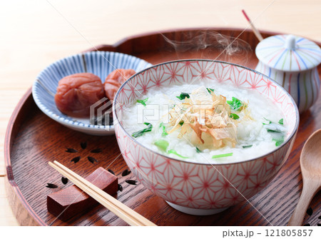 無病息災を祈って七草がゆを食べる ( 七草粥 )春の七草 無病息災を祈って七草がゆを食べる ( 七草粥 )春の七草 121805857