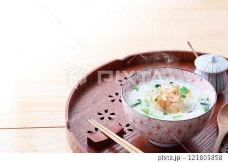 無病息災を祈って七草がゆを食べる ( 七草粥 )春の七草 無病息災を祈って七草がゆを食べる ( 七草粥 )春の七草 121805858