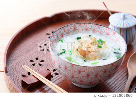 無病息災を祈って七草がゆを食べる ( 七草粥 )春の七草 無病息災を祈って七草がゆを食べる ( 七草粥 )春の七草 121805860