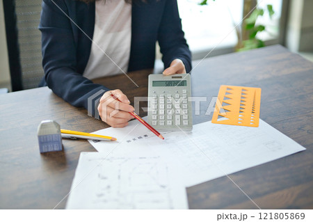 不動産契約の説明をするミドル女性の手元 121805869