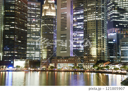 Panoramic view of the Financial District skyscrapers along the Singapore River.  121805907