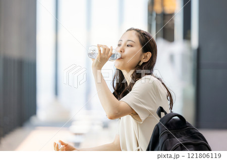 待合室で水を飲む女性 待合室で水を飲む女性 121806119
