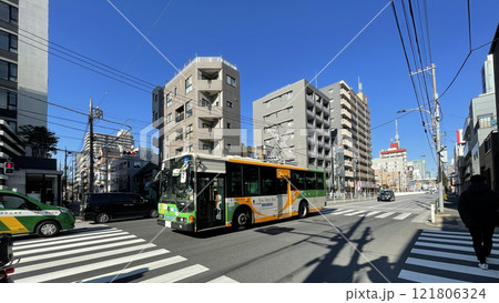 市街地を走る都営バス 121806324