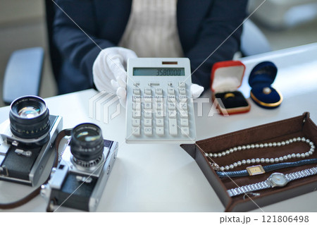 貴金属を査定する買取専門業者の手元 121806498