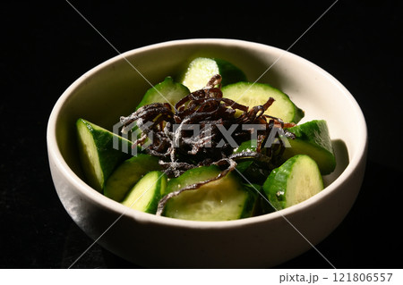 きゅうりと塩昆布のごま油和え 121806557