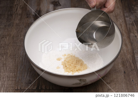 上新粉で団子を作る 上新粉に砂糖と熱湯を混ぜてこねる 121806746