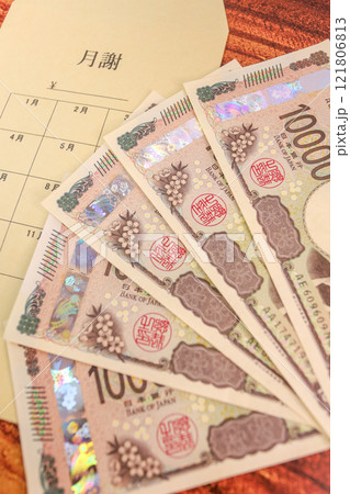 新紙幣一万円札と月謝袋 新紙幣一万円札と月謝袋 121806813