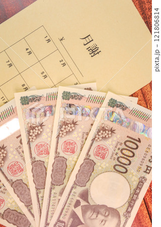 新紙幣一万円札と月謝袋 121806814