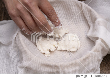 上新粉で団子を作る 上新粉に砂糖と熱湯を混ぜてこねた団子をせいろで蒸す 上新粉で団子を作る 上新粉に砂糖と熱湯を混ぜてこねた団子をせいろで蒸す 121806845