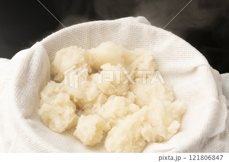 上新粉で団子を作る 上新粉に砂糖と熱湯を混ぜてこねた団子をせいろで蒸す 上新粉で団子を作る 上新粉に砂糖と熱湯を混ぜてこねた団子をせいろで蒸す 121806847