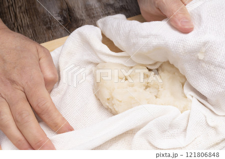 上新粉で団子を作る 上新粉に砂糖と熱湯を混ぜてこねた団子をせいろで蒸す 121806848