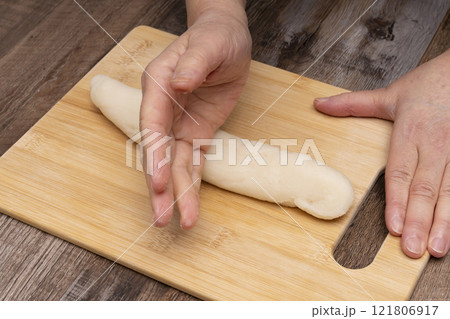 上新粉で団子を作る 蒸した団子を切って丸める 121806917