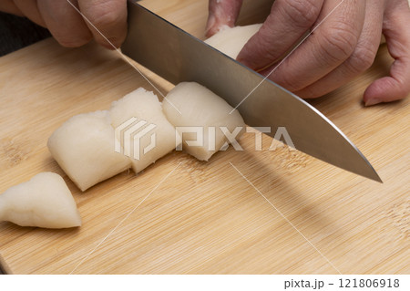 上新粉で団子を作る 蒸した団子を切って丸める 121806918