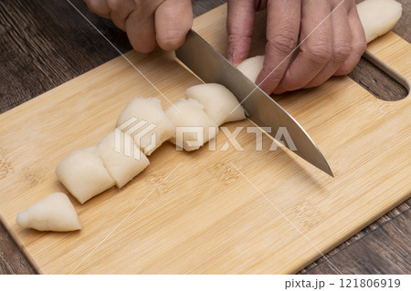 上新粉で団子を作る 蒸した団子を切って丸める 121806919