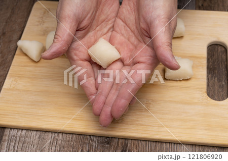 上新粉で団子を作る 蒸した団子を切って丸める 121806920