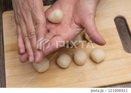 上新粉で団子を作る 蒸した団子を切って丸める 121806921