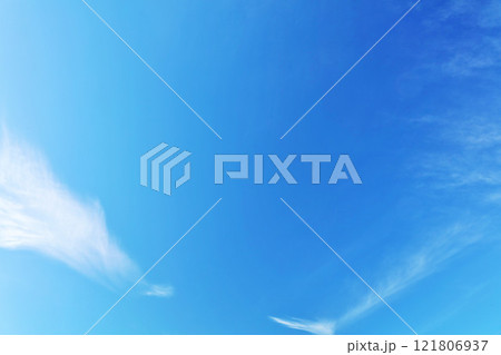 秋の青空と雲 121806937