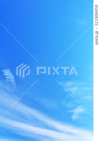 秋の青空と雲 121806938