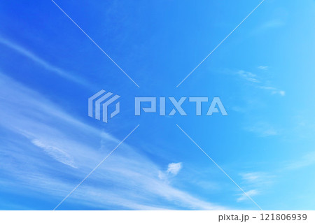 秋の青空と雲 秋の青空と雲 121806939