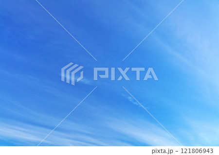 秋の青空と雲 121806943